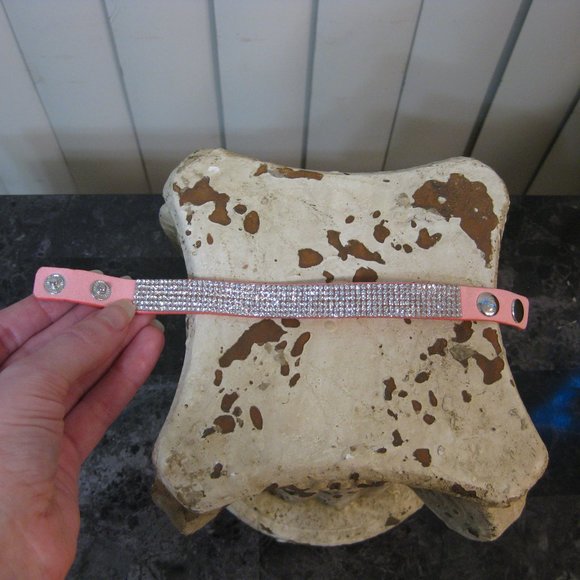 NWOT Guess pink rhinestone cuff bracelet - Picture 4 of 5